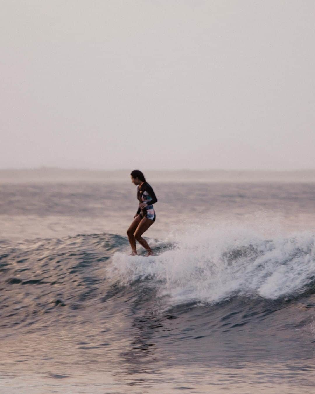 ロキシーさんのインスタグラム写真 - (ロキシーInstagram)「From dawn to dusk with @keliamoniz in our #POPsurf springsuit made with 100% limestone neoprene & 100% regenerated polymide」4月24日 10時00分 - roxy