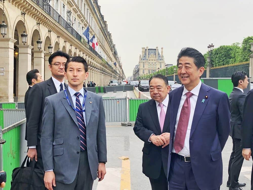 首相官邸さんのインスタグラム写真 - (首相官邸Instagram)「#フランス 訪問時の#オフショット 📸 #マクロン大統領 との首脳会談前に 朝の#パリ を散策 👟 #官邸散歩部 #世界の街角 #Paris #France 🇫🇷 #walkinginthestreet #instaparis #paristagram #セーヌ川 のほとり #会談風景 #笑顔 で握手🤝 #by官邸スタッフ @shinzoabe @emmanuelmacron」4月24日 10時00分 - kantei