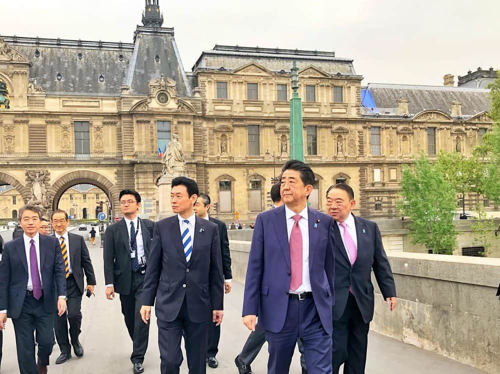 首相官邸さんのインスタグラム写真 - (首相官邸Instagram)「#フランス 訪問時の#オフショット 📸 #マクロン大統領 との首脳会談前に 朝の#パリ を散策 👟 #官邸散歩部 #世界の街角 #Paris #France 🇫🇷 #walkinginthestreet #instaparis #paristagram #セーヌ川 のほとり #会談風景 #笑顔 で握手🤝 #by官邸スタッフ @shinzoabe @emmanuelmacron」4月24日 10時00分 - kantei