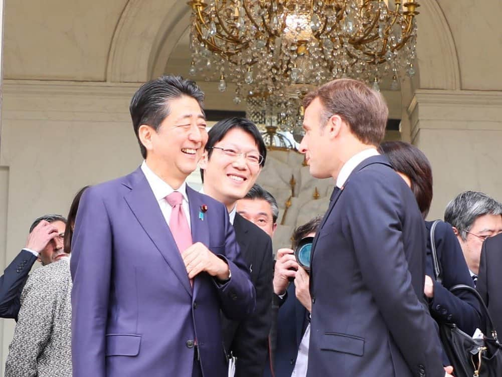 首相官邸さんのインスタグラム写真 - (首相官邸Instagram)「#フランス 訪問時の#オフショット 📸 #マクロン大統領 との首脳会談前に 朝の#パリ を散策 👟 #官邸散歩部 #世界の街角 #Paris #France 🇫🇷 #walkinginthestreet #instaparis #paristagram #セーヌ川 のほとり #会談風景 #笑顔 で握手🤝 #by官邸スタッフ @shinzoabe @emmanuelmacron」4月24日 10時00分 - kantei