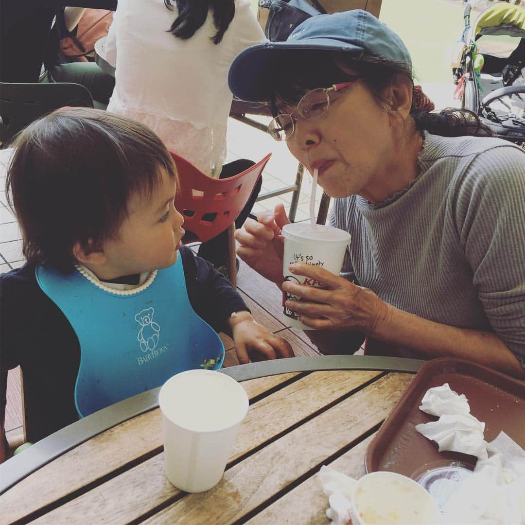 木下あゆ美さんのインスタグラム写真 - (木下あゆ美Instagram)「今週仕事で幼稚園の送り迎えが間に合わない事が多いので、愛知から母に来てもらいました😌  次男はすっかりばーちゃんに懐いております。 そして欲しがったので、ジンジャエールを飲まされております😂  今日またラッシュの電車、からの乗り換えで女性専用車に乗れました！  前回も書きましたが、やっぱりやっぱり、女性専用車最高🙌  この雰囲気、男性に伝わるかな…。 マダム達が朝から楽しそうに談笑してる感じ。座れなくても全然苦にならない華やかな感じ。天上が高く感じる。乗り込もうとして、慌てて出て行った男性がいましたが、この雰囲気うっかり味わっていただきたい。笑  もしも自分が男性だったら、知らないフリしてずっと乗っていたい笑  #女性で良かった  #女性専用車  #女子校とはこんな雰囲気なのかな  #ピンクが似合う  #女性優先ではなく専用  #womenonly ↑よく見たら書き方厳しい😅 #男性の皆さんごめんなさい」4月24日 10時03分 - ayumi_kinoshita13121982