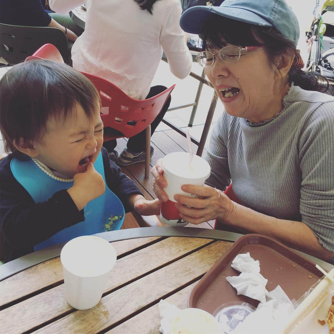 木下あゆ美さんのインスタグラム写真 - (木下あゆ美Instagram)「今週仕事で幼稚園の送り迎えが間に合わない事が多いので、愛知から母に来てもらいました😌  次男はすっかりばーちゃんに懐いております。 そして欲しがったので、ジンジャエールを飲まされております😂  今日またラッシュの電車、からの乗り換えで女性専用車に乗れました！  前回も書きましたが、やっぱりやっぱり、女性専用車最高🙌  この雰囲気、男性に伝わるかな…。 マダム達が朝から楽しそうに談笑してる感じ。座れなくても全然苦にならない華やかな感じ。天上が高く感じる。乗り込もうとして、慌てて出て行った男性がいましたが、この雰囲気うっかり味わっていただきたい。笑  もしも自分が男性だったら、知らないフリしてずっと乗っていたい笑  #女性で良かった  #女性専用車  #女子校とはこんな雰囲気なのかな  #ピンクが似合う  #女性優先ではなく専用  #womenonly ↑よく見たら書き方厳しい😅 #男性の皆さんごめんなさい」4月24日 10時03分 - ayumi_kinoshita13121982