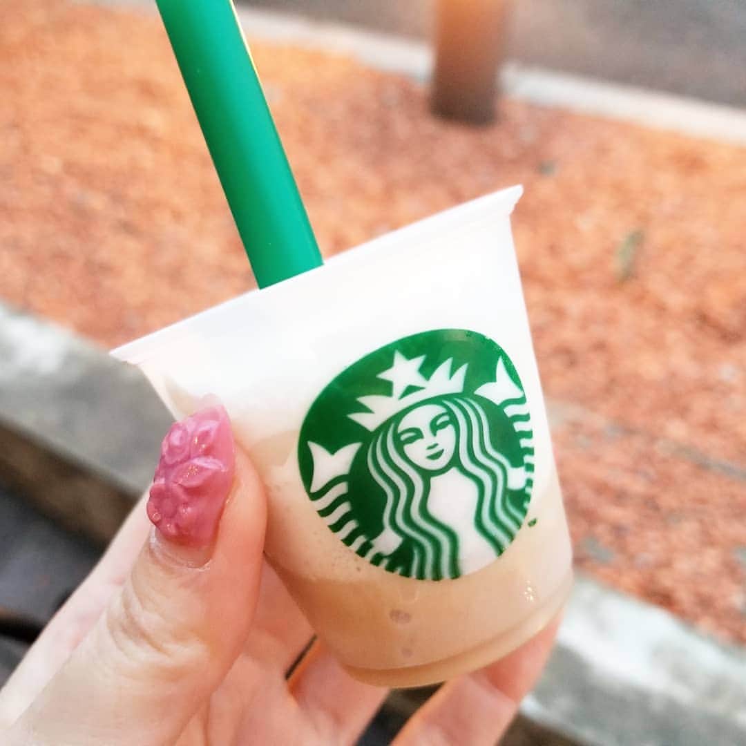 石関友梨さんのインスタグラム写真 - (石関友梨Instagram)「フラペチーノうまぁ #スタバ #スタバ新作 #フラペチーノ #試飲カップ #ユニ #サイズぴったり #実際飲んでません #ティータイム #鼻水」4月24日 10時08分 - yurimorico