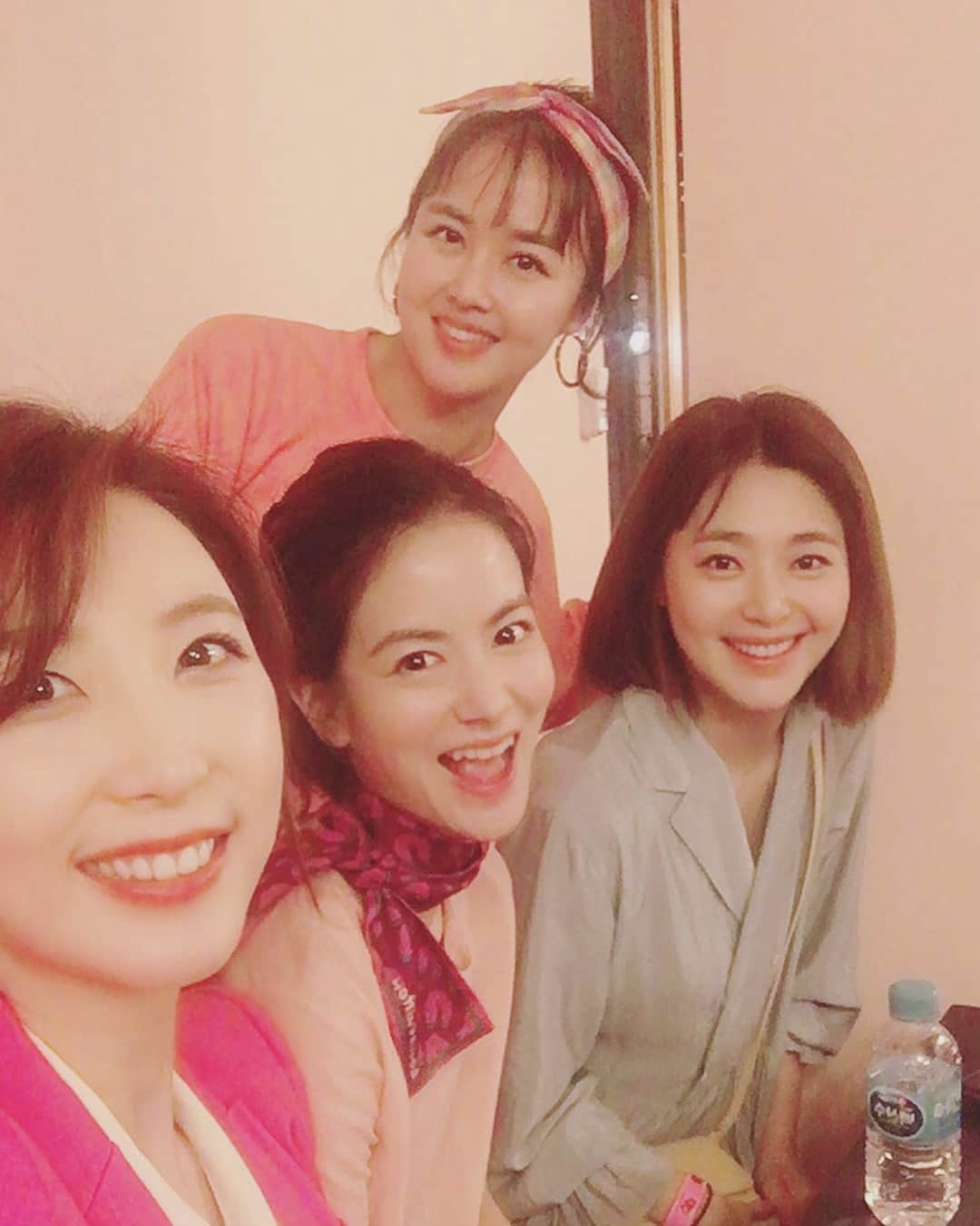 秋葉里枝さんのインスタグラム写真 - (秋葉里枝Instagram)「#바로스코퍼레이션 1주년 기념파티 🎉 많은 사람들 만나서 얘기 나누고 선물도 받고 좋은 노래도 듣고 행복한 시간이었습니다! 미녀들의수다 시절부터 10년 넘게 항상 우리를 챙겨주시는 한국친정언니 @anney_an_love ❤️ 사업도 잘하고 방송도 잘하고 육아도 잘하고 참 대단한 언니 ✌️ 앞으로도 #바로스코퍼레이션 그리고 @lovebazaar_online 응원할게요!! 仲良しのタレントのお姉さんの会社の一周年記念パーティーにお邪魔してきました🎉 なんでも出来ちゃうソニョンオンニ！ 彼女のパワーに尊敬します❤️ 今後も応援しまぁす！！」4月24日 10時09分 - rie_akiba