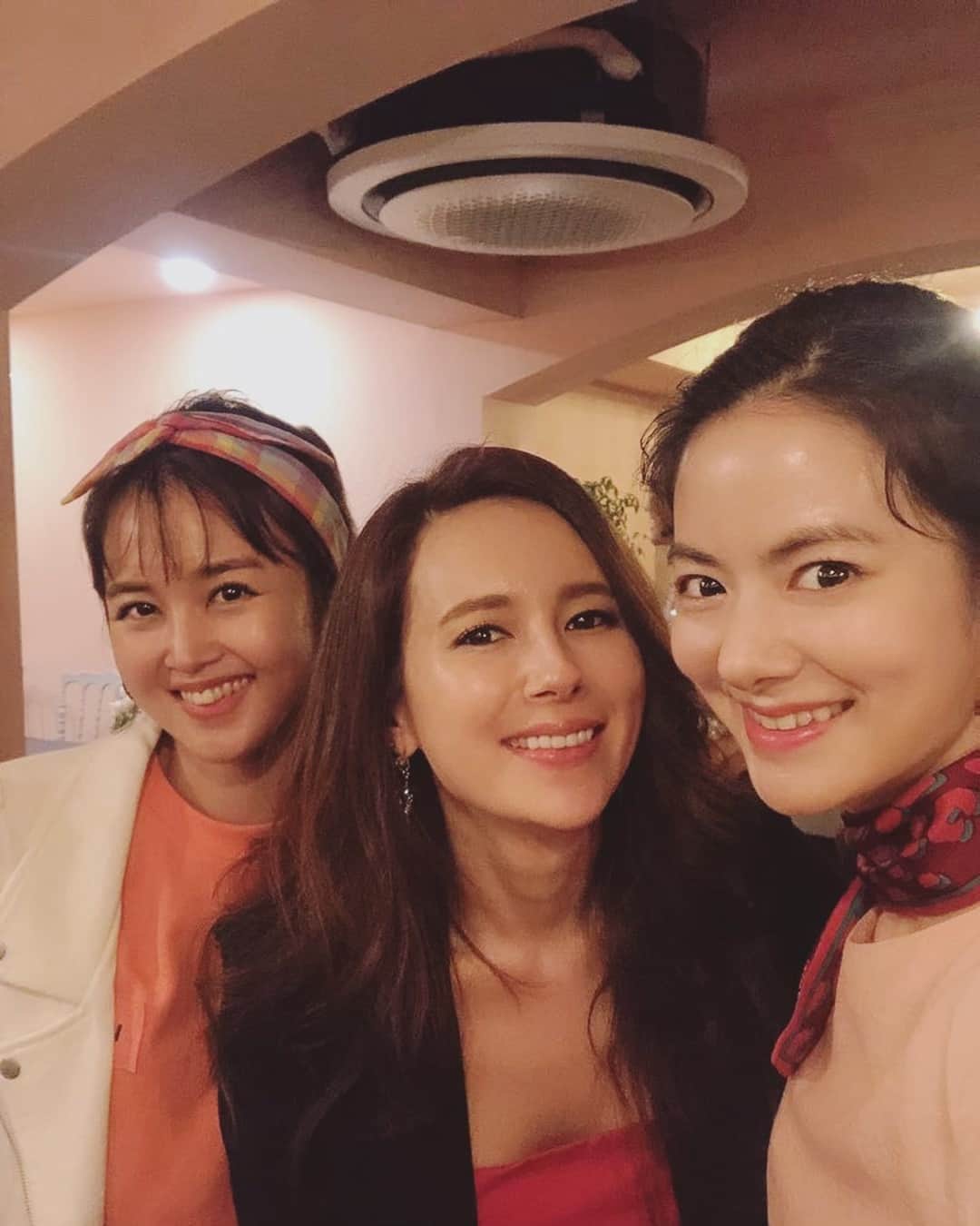 秋葉里枝さんのインスタグラム写真 - (秋葉里枝Instagram)「#바로스코퍼레이션 1주년 기념파티 🎉 많은 사람들 만나서 얘기 나누고 선물도 받고 좋은 노래도 듣고 행복한 시간이었습니다! 미녀들의수다 시절부터 10년 넘게 항상 우리를 챙겨주시는 한국친정언니 @anney_an_love ❤️ 사업도 잘하고 방송도 잘하고 육아도 잘하고 참 대단한 언니 ✌️ 앞으로도 #바로스코퍼레이션 그리고 @lovebazaar_online 응원할게요!! 仲良しのタレントのお姉さんの会社の一周年記念パーティーにお邪魔してきました🎉 なんでも出来ちゃうソニョンオンニ！ 彼女のパワーに尊敬します❤️ 今後も応援しまぁす！！」4月24日 10時09分 - rie_akiba