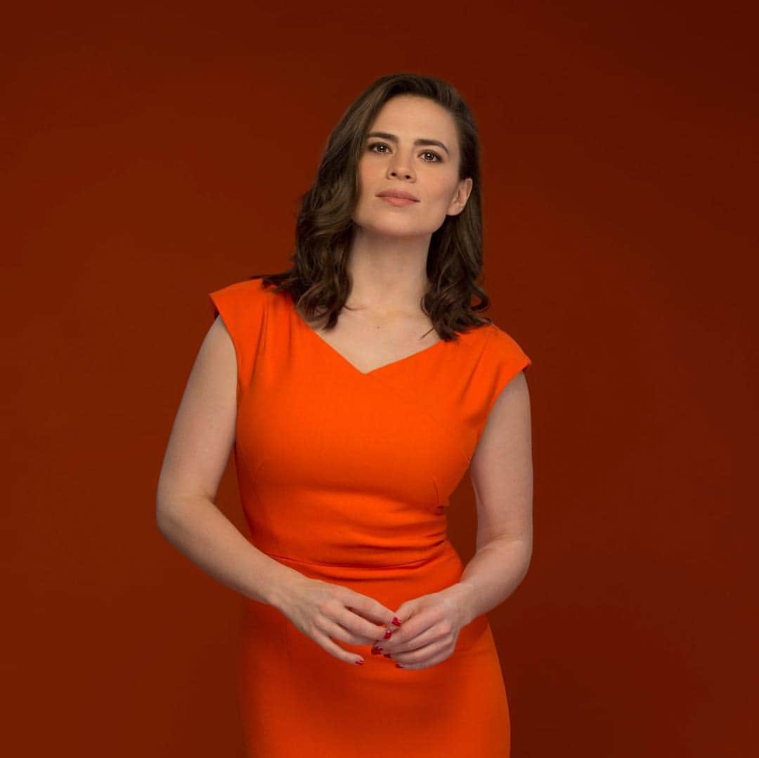 ヘイリー・アトウェルのインスタグラム：「comment an orange emoji if you read my captions! 🧡👘🦊🦁☄️🔥🍊🏀 - tags; #hayleyatwell #hayley #atwell #marvel #agentcarter #peggycarter #avengers #captainamerica #steverogers #steggy #mcu #omgmcu #omgpage #hayesmorrison #conviction #margaretschlegel #howardsend #model #actress #british #english #britishgirl #englishgirl #brunette #photoshoot #photography」