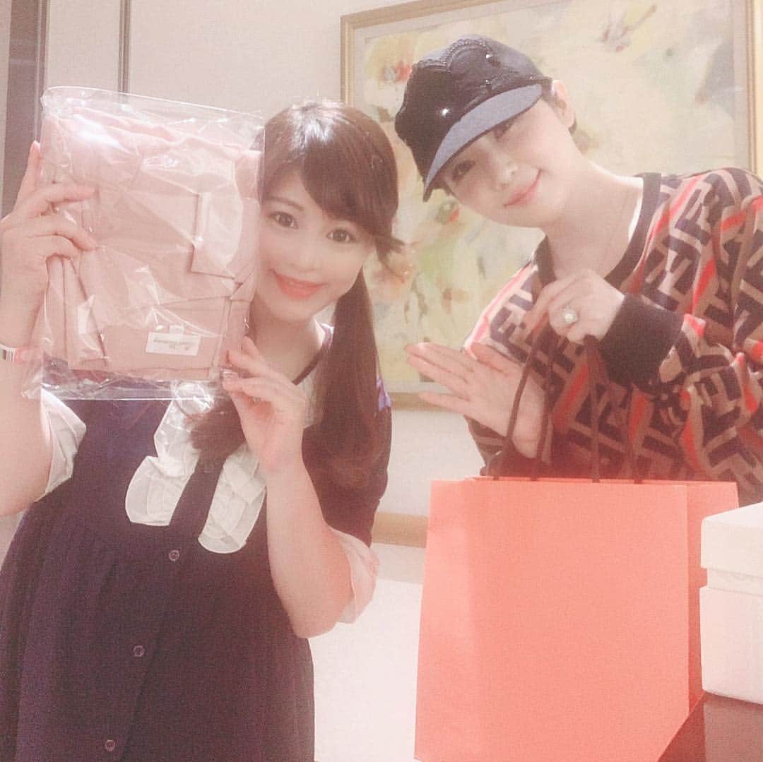 美馬怜子さんのインスタグラム写真 - (美馬怜子Instagram)「大好きな子が来てくれました💖✨ しかも、たくさんのプレゼントを持って🎁☺️❤️ ゆうりちゃん、ありがとう💖 . #ベビーグッズ #素敵なプレゼント #体動センサー #ネイルケアセット #ピンクのワンピース #スイートマミー @yuurimorishita #忙しいなか本当にありがとう」4月24日 10時14分 - mimaryoko