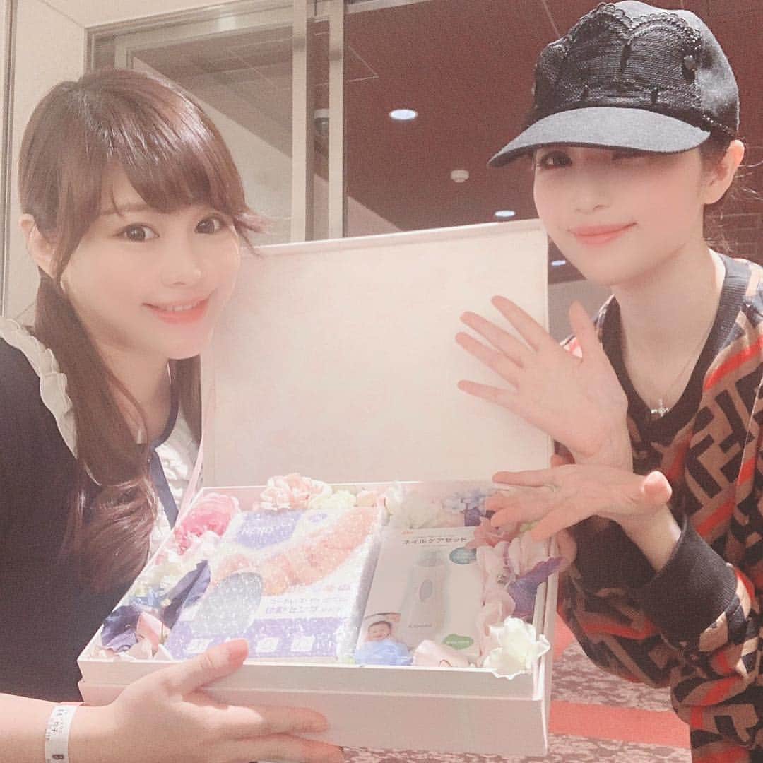 美馬怜子さんのインスタグラム写真 - (美馬怜子Instagram)「大好きな子が来てくれました💖✨ しかも、たくさんのプレゼントを持って🎁☺️❤️ ゆうりちゃん、ありがとう💖 . #ベビーグッズ #素敵なプレゼント #体動センサー #ネイルケアセット #ピンクのワンピース #スイートマミー @yuurimorishita #忙しいなか本当にありがとう」4月24日 10時14分 - mimaryoko