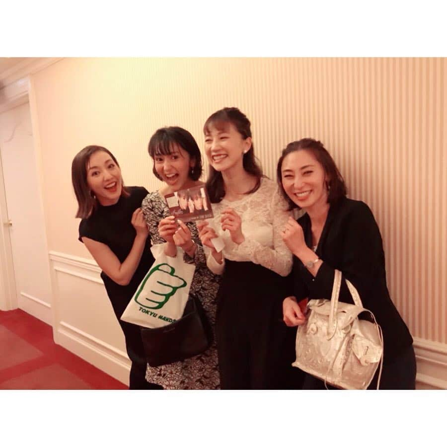 咲希あかねさんのインスタグラム写真 - (咲希あかねInstagram)「たまたま同じテーブルでした😆 #娘役 ばかり笑！ #月組 と#星組 に所縁のある方々( ´ ▽ ` )♪ 舞台稽古の前後は飾り作りで寝れなかったよねーとか、娘役あるある話で盛り上がりました♡ 懐かしかったな😊 #琴まりえ さん #夢咲ねね さん #白華れみ さん #早乙女わかば  #美弥るりか さん #退団 😭 #ディナーショー #flameoflove」4月24日 10時28分 - akane_saki