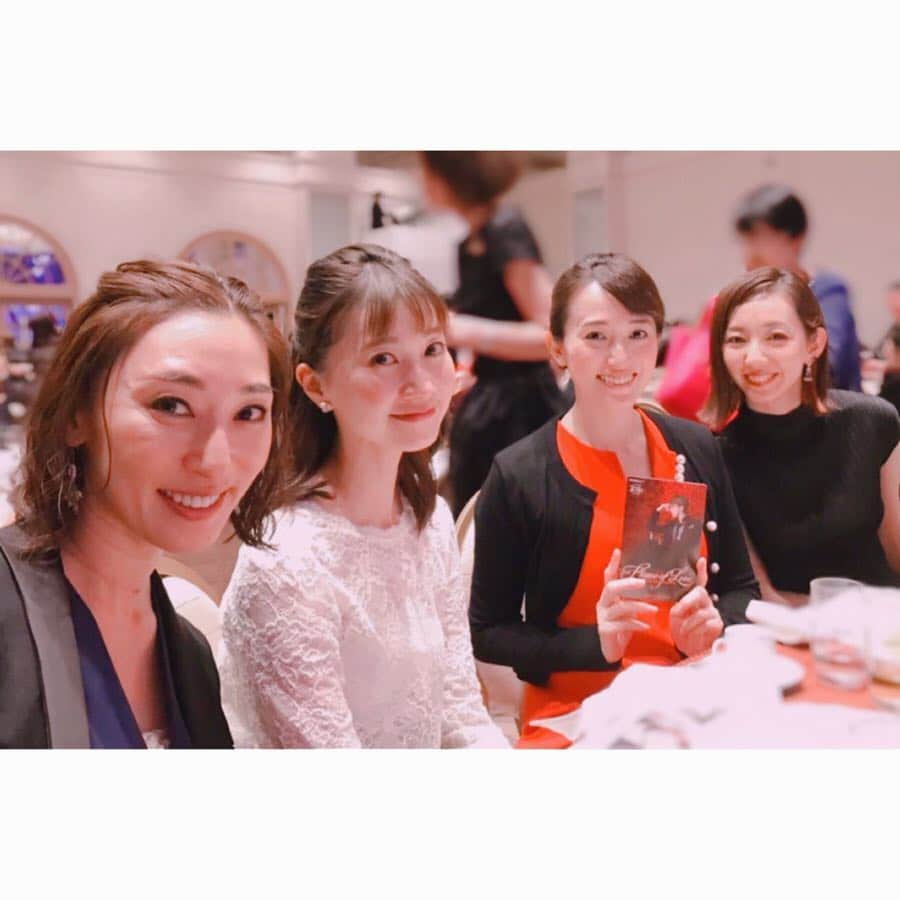 咲希あかねさんのインスタグラム写真 - (咲希あかねInstagram)「たまたま同じテーブルでした😆 #娘役 ばかり笑！ #月組 と#星組 に所縁のある方々( ´ ▽ ` )♪ 舞台稽古の前後は飾り作りで寝れなかったよねーとか、娘役あるある話で盛り上がりました♡ 懐かしかったな😊 #琴まりえ さん #夢咲ねね さん #白華れみ さん #早乙女わかば  #美弥るりか さん #退団 😭 #ディナーショー #flameoflove」4月24日 10時28分 - akane_saki