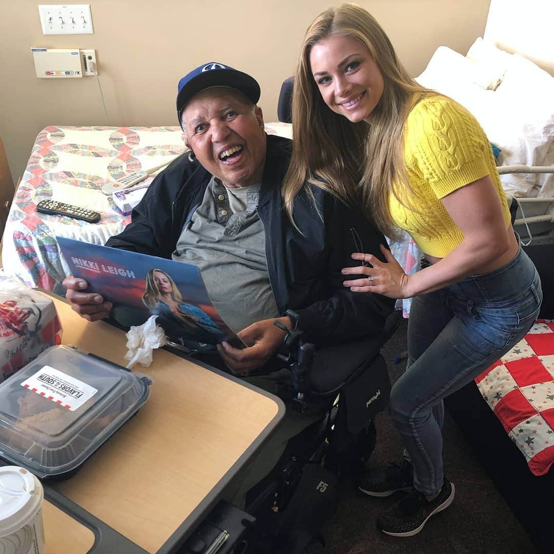Nikki Leighさんのインスタグラム写真 - (Nikki LeighInstagram)「Cheesing hard😁 Just left the #veterans home and I feel so #blessed 🙏 It is such a pleasure to return and visit those I remember meeting 2 weeks ago as well as all the new people I got to meet today! I brought more Calendars so that noone was left out and then I did room to room visits! Now I am with @thuheal working on myself! It is very important to me to give #love to others and bring #joy to their life but it is also very important to take care of myself!  If you believe in #energy work clearing out #interference for increased energy and a #higherfrequency please visit or contact Transformational Healing Universe (clickable link above post in the location area!) You must  contact and go to this place! This is NOT a PAID post it's a post to spread the love and give you a gauranteed and dependable safe place if you are looking for a place like this or interested in healing from within! (even joints, muscles and circulation etc) 💋 . .**swipe for more photos!📸 . #healing #cyberscan #life #lifetips #lifecoach #healthylifestyle #healthier #energyhealingcoach #energyhealing #energyiseverything #icare」4月24日 10時23分 - missnikkileigh