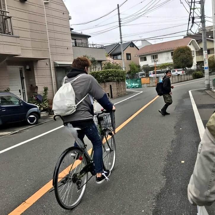 重松隆志さんのインスタグラム写真 - (重松隆志Instagram)「おはようさんです。 朝から一時間かけて自転車でスタジオ入り。今日からドラマの撮影です。と言ってもすぐ終わるけどね。 帰り雨降らんといてなー #撮影 #ドラマ 写真は #舞台 #それからの夏 より #鈴木大輝 #変なおじさん」4月24日 10時24分 - shige_man_