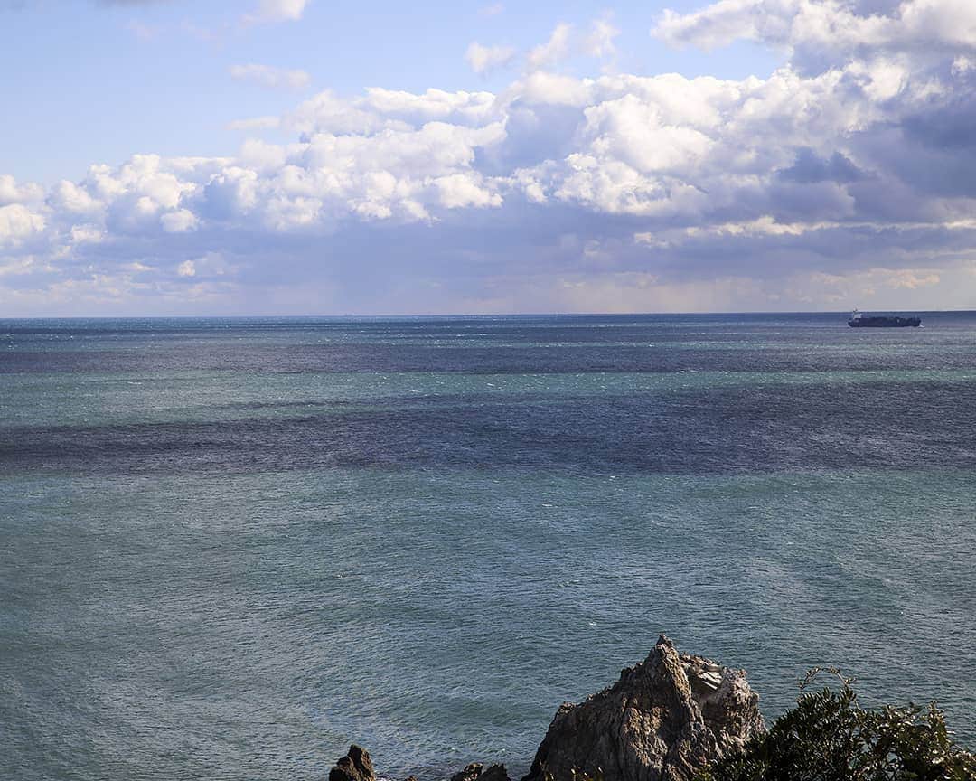 愛知県田原市さんのインスタグラム写真 - (愛知県田原市Instagram)「The striped sea. 海も思わずボーダーコーデ *  #日出の石門 #春ファッション #ボーダー #雨の日には青い海のカコpicを #水不足だから #恵みの雨になりますように ** #たはら暮らし * #渥美半島#田原市#田原#伊良湖岬#伊良湖#赤羽根 #tahara#irago#akabane #サーフィン#surfing#田舎暮らし#日々の暮らし#休日の過ごし方#スローライフ#instagramjaran#igersjp」4月24日 10時26分 - tahara_kurashi