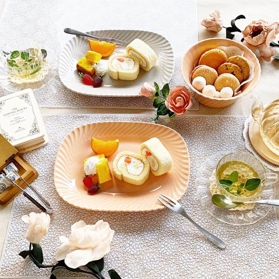 ナチュラルキッチン / ナチュラルキッチン アンドさんのインスタグラム写真 - (ナチュラルキッチン / ナチュラルキッチン アンドInstagram)「. 数量限定で販売中の食器、ロッコシリーズは、料理はもちろん、デザートも数種類しっかり盛り付けできます🍓 深さのあるボウルにもお菓子を入れて、ゆったりティータイムを☕️ . . *プレート ロッコ (コーラルピンク/グレー ) W24×D17.5×H3cm 各300円(税抜き) . *ボウル ロッコ (コーラルピンク) φ14.5×H6.5cm 300円(税抜き) . *ランチマット 2枚セット 45×30cm 300円(税抜き) . . #ナチュラルキッチン  #ナチュラルキッチンアンド  #naturalkitchen  #数量限定 #数量限定品 #お皿集め #お皿好き #かわいいお皿 #サラダボウル #エレガントな暮らし #ティータイムセット #ティータイムを楽しむ #デザートプレート #デザート皿」4月24日 10時30分 - naturalkitchen_official