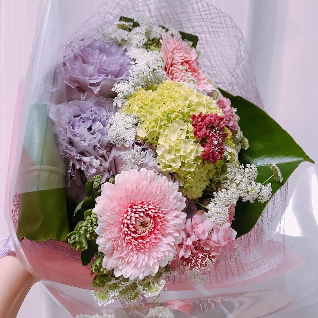 伊藤彩沙さんのインスタグラム写真 - (伊藤彩沙Instagram)「すてきなすてきな花束をもらいました💐 嬉しいな嬉しいな。 生のお花をお家に飾るようにたって半年以上経ったのかな？ 花瓶も増えて、こうやって花束をいただいた時は大きな花瓶に。普段自分で買ってきた時は一輪挿しの花瓶に飾ってるよ😊 元気の源のひとつです✨ #今週のお花」4月24日 10時46分 - ayasacream