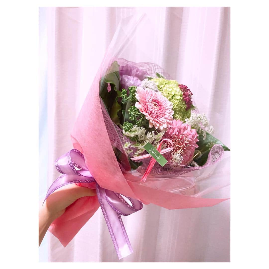 伊藤彩沙さんのインスタグラム写真 - (伊藤彩沙Instagram)「すてきなすてきな花束をもらいました💐 嬉しいな嬉しいな。 生のお花をお家に飾るようにたって半年以上経ったのかな？ 花瓶も増えて、こうやって花束をいただいた時は大きな花瓶に。普段自分で買ってきた時は一輪挿しの花瓶に飾ってるよ😊 元気の源のひとつです✨ #今週のお花」4月24日 10時46分 - ayasacream