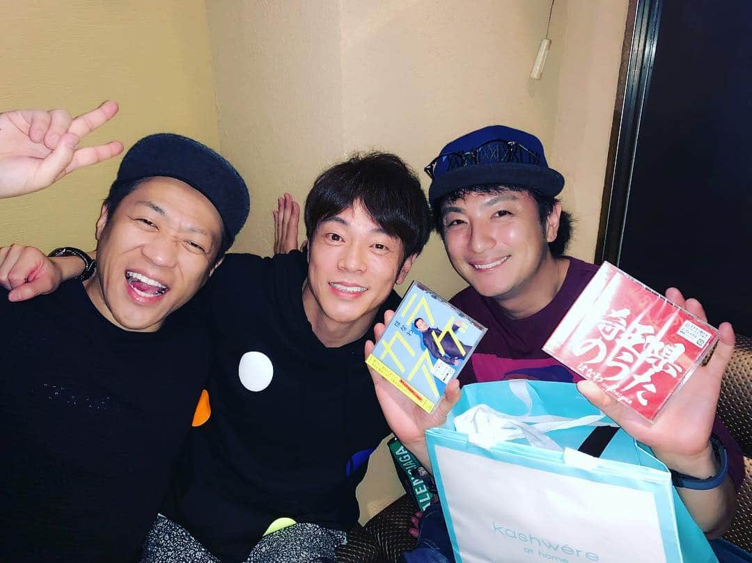 上地雄輔さんのインスタグラム写真 - (上地雄輔Instagram)「ハピバ🎂🍾 #陣内智則 さん #はなわ さん いつもありとぅーす🎁」4月24日 10時49分 - usk_kmj