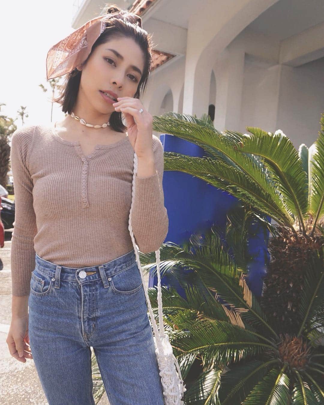 齋藤美波のインスタグラム：「🌴👠🔜 この間の撮影データもらった♥️ 形も色もドツボでそれぞれ各一ずつ その場で頼んじゃった🐼 #また少しずつアップします ・ やっぱり昔から変わらず デニムにシンプルtopsが好き♥️👖 シンプルなのにオーラあって スタイル出てる人憧れる👏🏽 #denim #simple …………………………………………………… #撮影#ファッション#モデル#デニム#シンプルコーデ#かっこよさ#ヘルシー#スタイル#ルネッタ#ファッションサイト#2児のママ#湘南ママ#男の子ママ#ママファッション#ママに優しい#fashion#style#cool#shooting#model#simpleisbest#coolgirl#lunettabebe#mama#mamacode#cordinate」