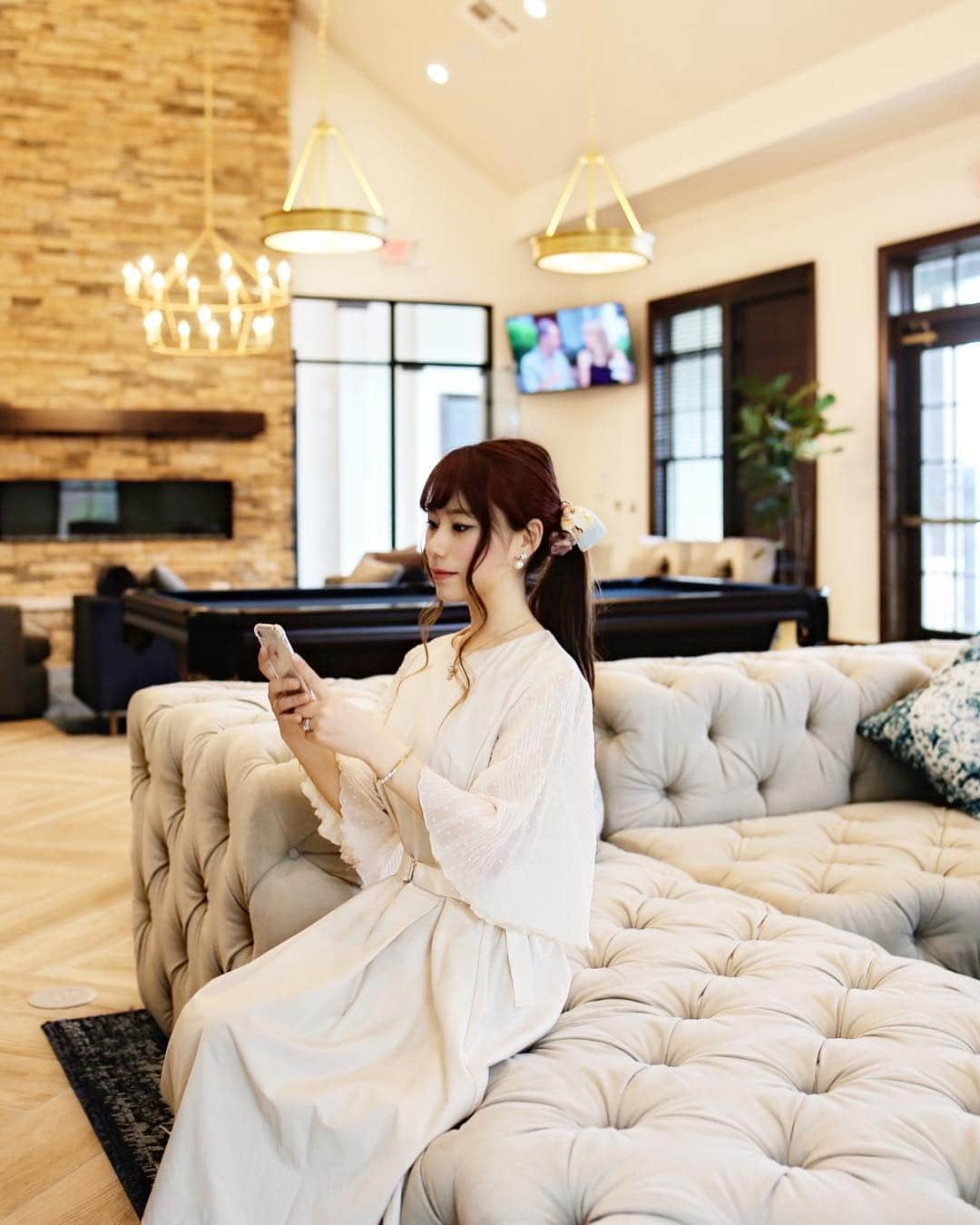 amiさんのインスタグラム写真 - (amiInstagram)「． Nice movie time ． 最近の楽しみは、お家で ゆっくりしながら観たい "好み映画"をWATCHAで 見つけることです🎥 @watcha_jp ． 何を観ようかな？！と迷った時には WATCHAで"予想評価"を確認して 見つけています♡ ． 4億件もの圧倒的な評価データを 基に人工知能が自分にぴったりの 映画・アニメ・ドラマをおすすめ してくれます🥰❤️ ． 皆さんも是非、日常で 使ってみてくださいね♡ ． ． #WATCHA#自分らしく#映画#movie#映画好き#映画好きな人と繋がりたい#ゴールデンウィーク#PR#オススメアプリ#映画鑑賞#リラックスタイム#インテリア#映画タイム#オススメ映画」4月24日 10時53分 - amikuma1219