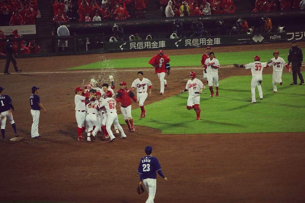 のインスタグラム：「#広島東洋カープ 久しぶりのカープ観戦⚾️ 雨だったけど、勝ってくれました！しかもいい試合でした✨  あぁ、、もっと野球勉強しなきゃと思いつつ、仲間達から教えてもらいながらも、やっぱり目の前で見る戦いは無条件に楽しい♫ ありがとう💛ありがとう . カープロードにある #スマイルアーティストpomu ちゃんが描いた呉麺屋さんの絵も見つけてねー！！🌈 . .#広島東洋カープ#野球#仲間#雨の試合#勝利」
