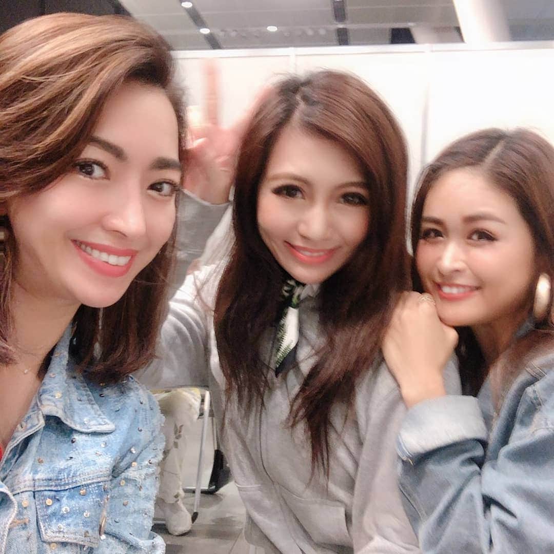 REIKAさんのインスタグラム写真 - (REIKAInstagram)「. 大好きな二人いるよ♥️ . あやのとーきょー♥️&あやちゃん♥️ . この濃い3人、この現場にいることが不思議(笑) 何してるか秘密🙊 今日最終日です★  #girlfriends #love #女友達」4月24日 11時02分 - reika_japan