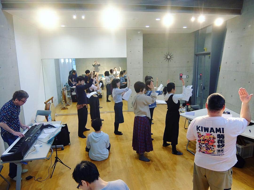 のインスタグラム：「今日も朝から『花詩歌タカラヅカ ファントム』の稽古。まりこ先生、振り付け中です。 #花詩歌 #タカラヅカ #振り付け」