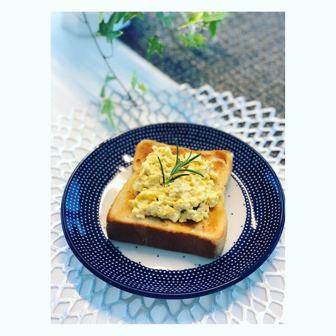 望月理恵さんのインスタグラム写真 - (望月理恵Instagram)「今日の朝ごはん ゆで卵1個分のたまごを 乗せた卵トースト。  たまに食べたくなるやつ〜  #たまごトースト #モッチーご飯」4月24日 11時14分 - mochiee28