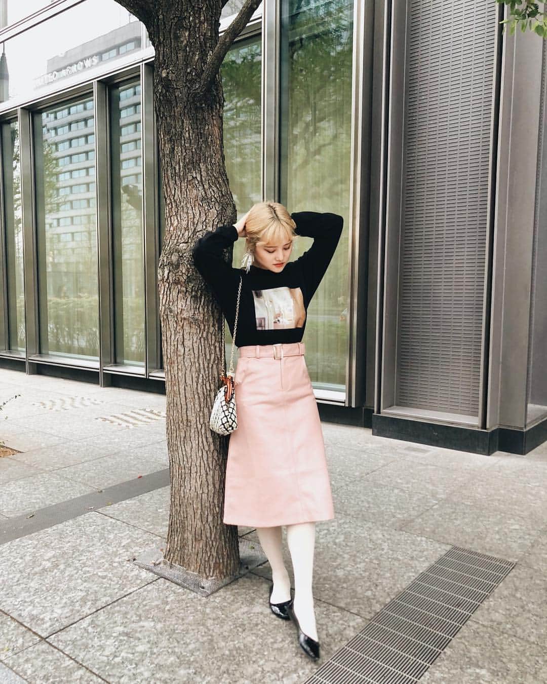 金光みり愛さんのインスタグラム写真 - (金光みり愛Instagram)「何にでも合う @gyf_tokyo のAラインのレザースカート!❤︎ しかもオールシーズン使える❤︎ ピンクとブラックの2色展開です💋 ピンクとブラックでよく見ると色の違うべっ甲バックルがついてて可愛いの🌸 この日合わせた @gyf_tokyo のコンセプトフォトプリントロンTも是非サイトで見てみてね✶ 色味がスカートと相性抜群✶ ▶︎ http://gyf-tokyo.shop ㅤㅤㅤㅤㅤㅤㅤㅤㅤㅤ －－－－－－－－－－ 🌸2019 Spring Collection🌸 【発売中】 THE CONCEPT PHOTO PRINT LONG T-SHIRT (WHITE/BLACK) コンセプトフォトプリントロンT（ホワイト・ブラック） 6,264円(税込) －－－－－－－－－－ 【発売中】 THE ECO LEATHER A-LINE SKIRT WITH BELT (PINK/BLACK) エコレザーAラインスカート ベルト付き（ピンク・ブラック） 9,720円(税込)  ㅤㅤㅤㅤㅤㅤㅤㅤㅤㅤ #gyf_tokyo #ギャフトーキョー#コーデ#2019ss#2019spring#springcollection#ootd」4月24日 11時28分 - milliah_kanemitsu