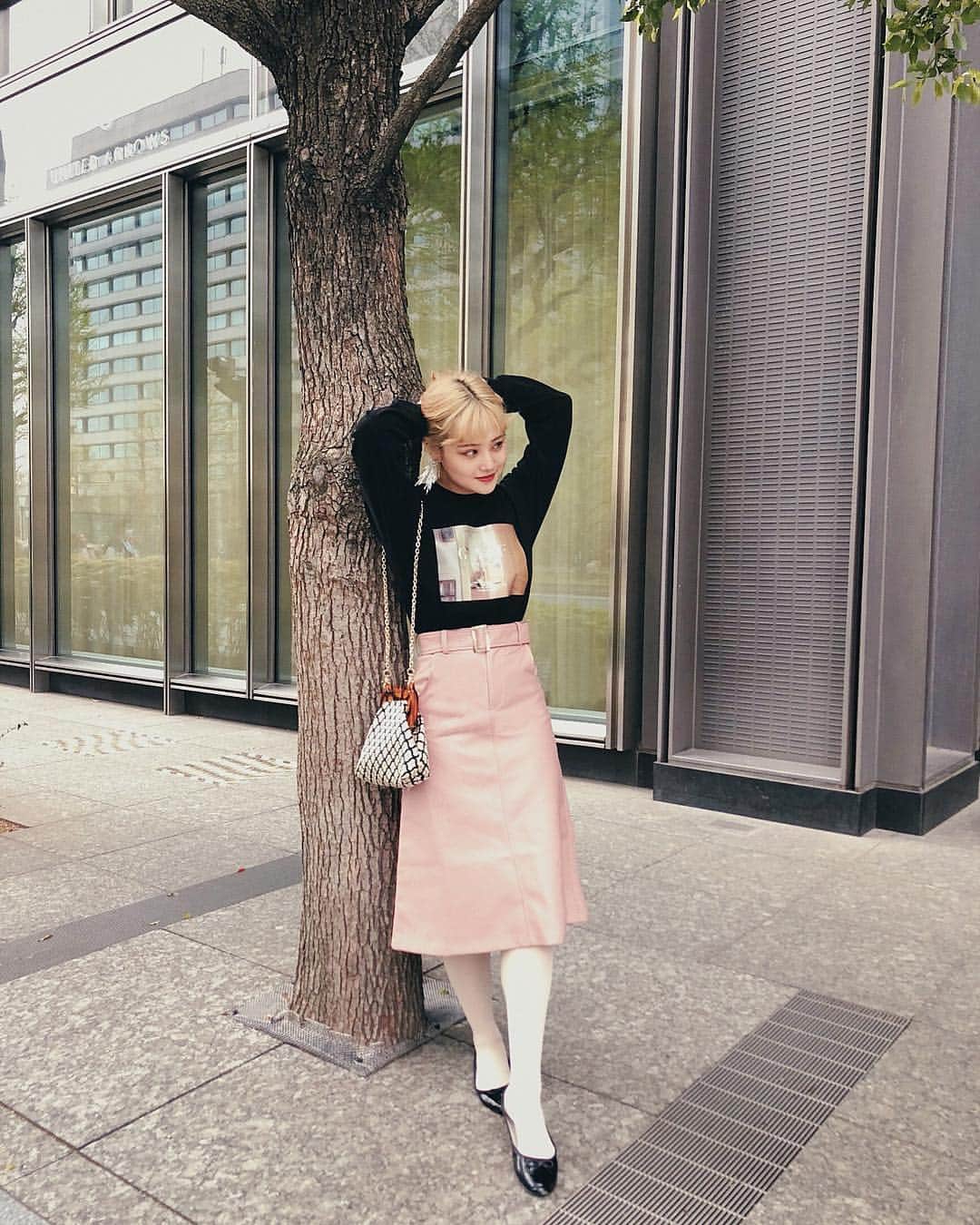金光みり愛さんのインスタグラム写真 - (金光みり愛Instagram)「何にでも合う @gyf_tokyo のAラインのレザースカート!❤︎ しかもオールシーズン使える❤︎ ピンクとブラックの2色展開です💋 ピンクとブラックでよく見ると色の違うべっ甲バックルがついてて可愛いの🌸 この日合わせた @gyf_tokyo のコンセプトフォトプリントロンTも是非サイトで見てみてね✶ 色味がスカートと相性抜群✶ ▶︎ http://gyf-tokyo.shop ㅤㅤㅤㅤㅤㅤㅤㅤㅤㅤ －－－－－－－－－－ 🌸2019 Spring Collection🌸 【発売中】 THE CONCEPT PHOTO PRINT LONG T-SHIRT (WHITE/BLACK) コンセプトフォトプリントロンT（ホワイト・ブラック） 6,264円(税込) －－－－－－－－－－ 【発売中】 THE ECO LEATHER A-LINE SKIRT WITH BELT (PINK/BLACK) エコレザーAラインスカート ベルト付き（ピンク・ブラック） 9,720円(税込)  ㅤㅤㅤㅤㅤㅤㅤㅤㅤㅤ #gyf_tokyo #ギャフトーキョー#コーデ#2019ss#2019spring#springcollection#ootd」4月24日 11時28分 - milliah_kanemitsu