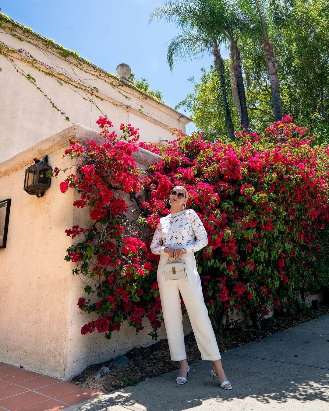 リズ・チェルカソワのインスタグラム：「Insert witty caption about wearing all white all day and not spilling anything on myself. Currently testing the limits with a glass of Merlot 🍷」