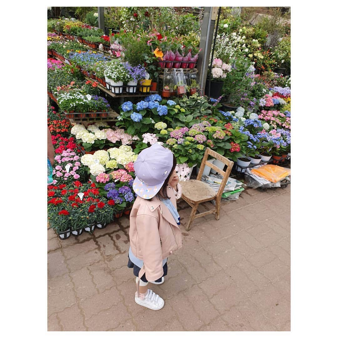 ソ・ユジンさんのインスタグラム写真 - (ソ・ユジンInstagram)「#꽃시장 🌸 #서현이_ 🌿」4月24日 11時35分 - yujin_so