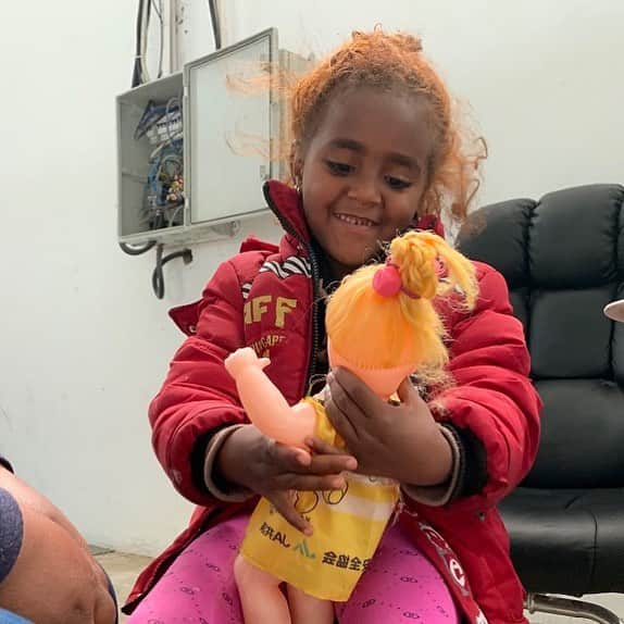 国境なき医師団さんのインスタグラム写真 - (国境なき医師団Instagram)「お人形さんを抱いて、微笑む5歳の女の子。国境なき医師団（MSF）のカウンセラーとお人形さんごっこをしています。 .  ここは、リビア首都トリポリの移民・難民の収容センター。リビアは、紛争や暴力を逃れて中東やアフリカからヨーロッパを目指す移民・難民が渡航の拠点となっています。女の子も家族と一緒にリビアにたどり着きました。 .  ですが、トリポリでは4月上旬から武力衝突が発生。戦闘激化で何千世帯ものリビア人が避難しています。女の子がいる収容センターから6.5キロ先では、戦闘が続いており、武力衝突に巻き込まれる恐れがあります。MSFは、3000人の移民・難民が人道的にリビア国外に避難できるよう欧州諸国などに求めています。 .  女の子が安心して暮らせる日が来ますように。MSFも援助活動を続けていきます。 ----------------- リビアについての活動ニュースは公式サイトから。プロフィールのURLリンクからどうぞ→@msf_japan . ----------------- Photo © Sam Turner/MSF  #国境なき医師団 #MSF #リビア #トリポリ #武力衝突 #移民 #難民 #避難 #女の子 #人形 #遊ぶ #photooftheday #写真部 #写真好きな人と繋がりたい」4月24日 11時39分 - msf_japan
