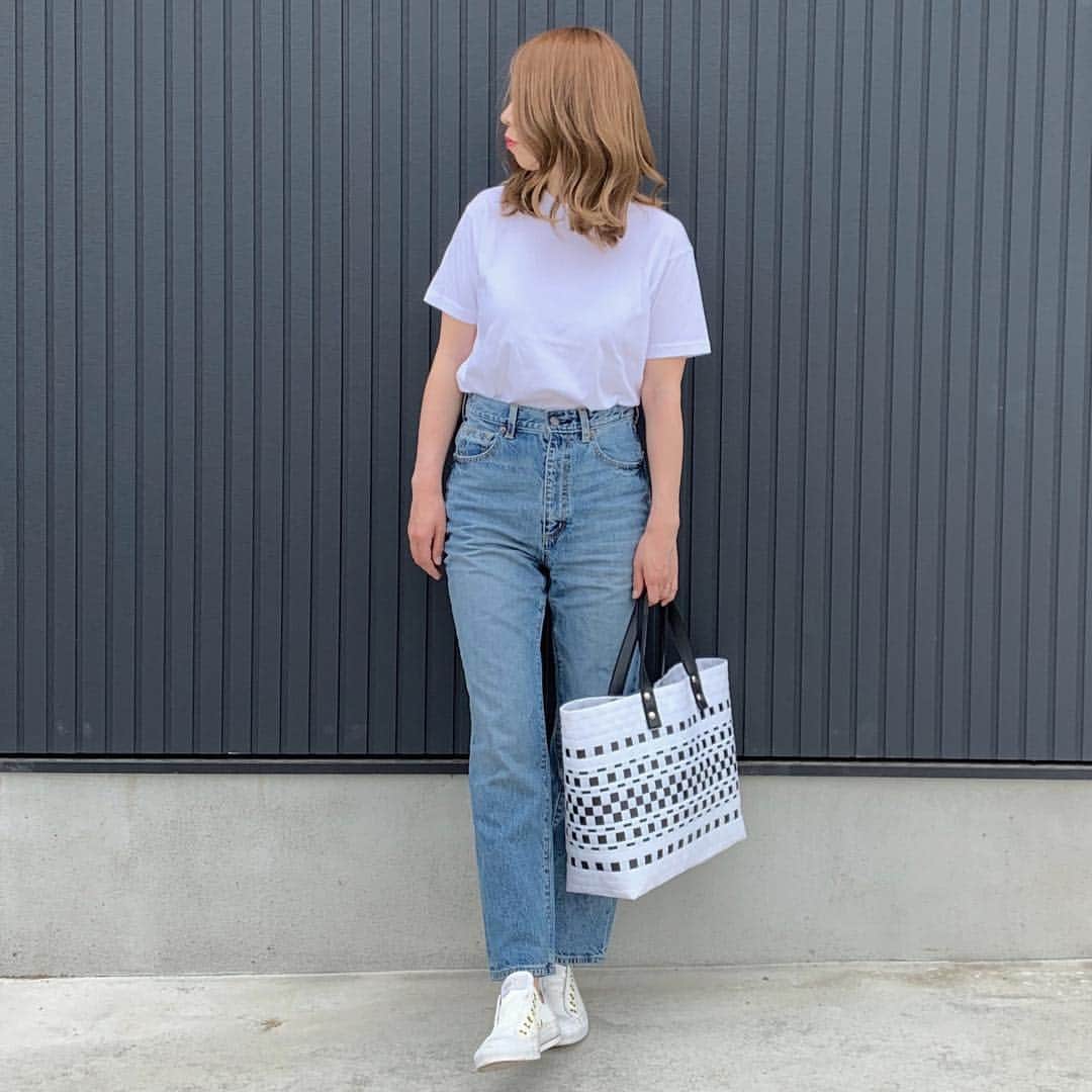 ryuu79hinaのインスタグラム：「#いつコ ・ ・ ・ ・ まるで夏なコーデ🌞🌻#栄作コーデ 今年もUNIQLOのパックTはじめました☝︎ ・ ・ ・ - - - - - - - - - - - - - - - - - - - - - - - - - - 👕・@uniqlo #UNIQLO 👖・@gu_global #gu_for_all 👟・#コンバース 👜・@elendeek」