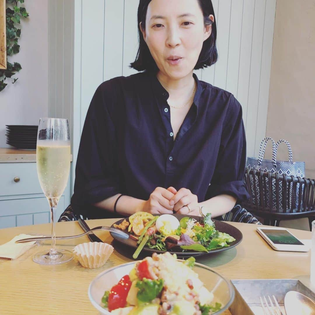 浜島直子さんのインスタグラム写真 - (浜島直子Instagram)「昨日はりえちゃんの舞台「LIFE LIFE LIFE」へ。  同じシチュエーションを舞台に、それぞれ3パターン別の展開で繰り広げられるのだけど、考え方や言葉の選び方で3つとも全く違うのがとても面白かった。  それにしても、役者さんの佇まいったら。 あの臨場感。声や表情。しぐさ。 役者さんの頭の中は一体どうなっているのか。 あの細い身体のどこにこんなエネルギーがあるのか。本当に素晴らしかった。 とどのつまり、りえちゃんラブ❤️ ・ 舞台の前に甘糟ちゃんとアユンコとランチ。 アユンコがメニュー監修したコスメキッチンのカフェレストラン「コスメキッチン アダプテーション」へ。  瀬戸田レモンとパルミジャーノのリゾットや、骨付きチキンと季節の野菜のローストなどなど、昼からついつい飲んじゃったりもして、なんて日だ🙌✨ ・ アユンコがメニュー監修した「宇和島・瀬戸田柑橘フェア」は、5月31日まで！🍊🍋 ・ #lifelifelife  #舞台 #ともさかりえ #りえちゃんラブやで❤️ #cosmekitchen  #cosmekitchenadaptation  #宇和島瀬戸田柑橘フェア  #甘糟記子 #ayumi」4月24日 11時43分 - hamaji_0912