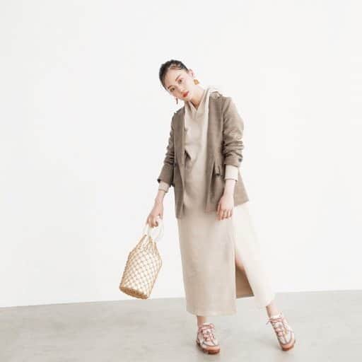 cancam_fashionのインスタグラム：「4月24日、今日の東京は曇りのち一時雨。最高気温21度、最低気温15度の予報です（気象庁調べ）。 不安定なお天気となる今日のコーデは、スエットワンピとスニーカーで動きやすさを重視して。おしゃれっぽさも譲れないから、カジュアルなほどアイテム選びにこだわるのが鉄則です。 ・ コーデの詳細はプロフィールのURLからcheck✔️ . #cancam #cancamfashion #山下美月 #今日のコーデ  #スウェットワンピ #ワントーンコーデ #ootd #ootdfashion」
