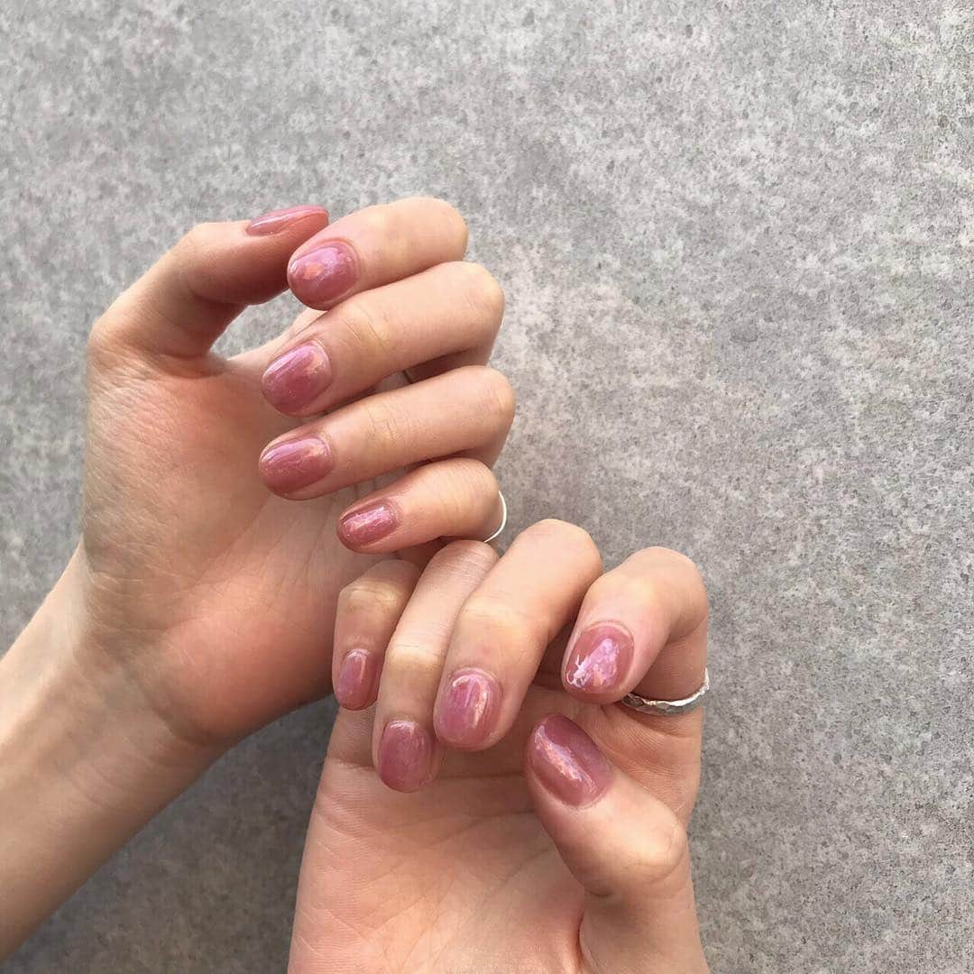 後藤夕貴のインスタグラム：「new nail𓆸 ㅤ 写真や動画だけじゃ伝わらないくらい 絶妙に混ざってるラメ感と アンニュイカラーがお気に入り♡ ㅤ @miku_nails  いつもありがとうございます* #nails #桜 #ピンクネイル ＿＿＿＿＿＿＿＿＿＿＿＿＿＿＿＿＿＿ いよいよ明日25日〜 舞台「たいへんよく生きました！」 東京芸術劇場シアターウエストにて ついに開幕🌸」