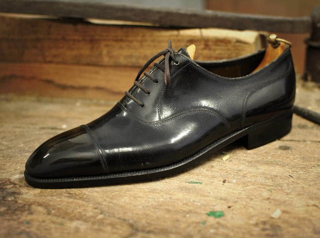 コルテさんのインスタグラム写真 - (コルテInstagram)「✨ A stunning glaçage on one of our Bespoke models. Truly one of a kind! ✨ • • #Corthay #Paris #Bespoke #Atelier #SurMesure #Volney #Oxford #Richelieu #Black #Glacage #ShoeShine #Patina #Shoes #Souliers #Leather #Cuir #PierreCorthay #TheFinestShoes #LaCouleurCestCorthay #Shoeporn」4月24日 22時37分 - maison_corthay