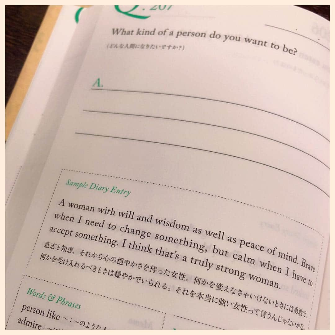 貴千碧さんのインスタグラム写真 - (貴千碧Instagram)「最近仕事以外で本腰入れてやり始めていることの１つに…#英語 #english があります✨ 中学生の時初めて#オーストラリア に#ホームステイ 致しました。とても素敵なご家庭にお邪魔させて頂いて、毎日山盛りのサラダ🥗と果物をかかえて学校に通っていました🍎🍏 それから何度も日本を飛び出し外国に行く度に「もっと英語が話せたらな…😥」という気持ちで帰宅。 #憧れ の#NY でダンスを踊っているときも…#イギリス でフィッシュ&チップスを食べているときも…#ハワイ でお買い物している時も…日本で外国の方に道案内している時も…「もっと言いたいことを伝えたい」。 貴千、スイッチが入りました。 とあるご縁で出会った20歳のゆきちゃん先生に英語のレッスンを受けております。 彼女は…もはや…母国語が英語なのではないかと思うほどに素晴らしく…毎回本気で勉強になります。いつの日かゆきちゃん先生のようにノンストレスで英語を話せる日まで貴千の挑戦は続きます。 そして外国でダンスレッスンを受ける時もノンストレスでアドバイスを受け取りたい‼️‼️そしてそしていつの日か私の作っている喜昆布を海外に住まれている日本の方々にも日本食の１つとしてお届けしたい‼️‼️ 目標はでっかく👊✨✨ #何歳になっても日々勉強 どんなに忙しくても毎日少しずつ少しずつ。 #できないのではなくてやらないだけ ゆきちゃん先生、あまりにも優秀でとある大学で新入生代表で英語のスピーチ。 #カッコ良い#でっかい目標 発音、受け答え、全てがネイティブの方みたい。 ネイティブの方の日常会話。教科書に載っていない答え方をいつも教えて下さる。 #インプット より#アウトプット の重要性。 #まだまだこれから#やるぞっ！」4月24日 22時40分 - ao_takachi