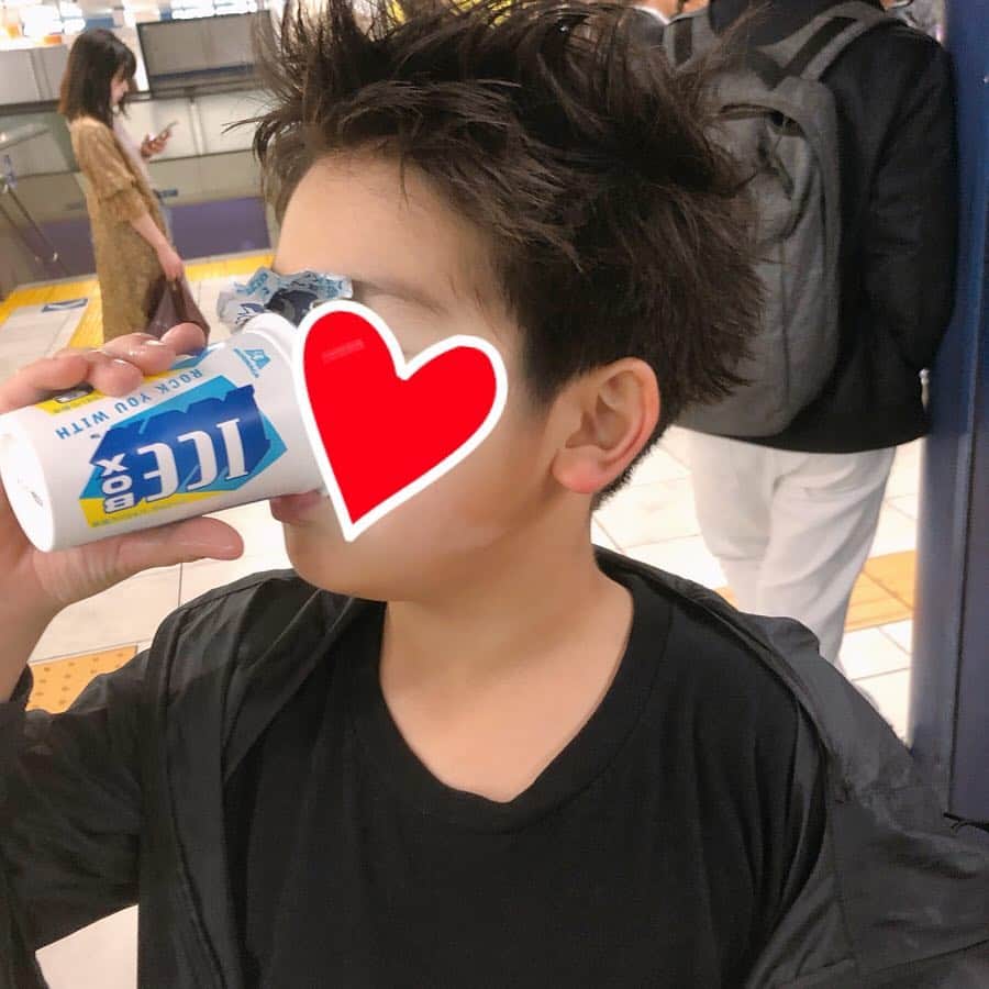 美香さんのインスタグラム写真 - (美香Instagram)「サンバレー にて いさお店長にカラーメンテナンスとトリートメントをしてもらいました💆‍♀️！ カラーについてよくご質問いただきますが、こんな感じです💁‍♀️💗 息子のカットもいつもいさお店長にお世話になっています。 ドラゴンボールの髪にしてもらったそうです👦笑 ありがとうございました✂️！ @_sunvalley_  @sunvalley_isao  #ヘアカラー #キッズヘア #キッズカット #小学二年生 #7歳男の子」4月24日 22時40分 - mikaofficial99