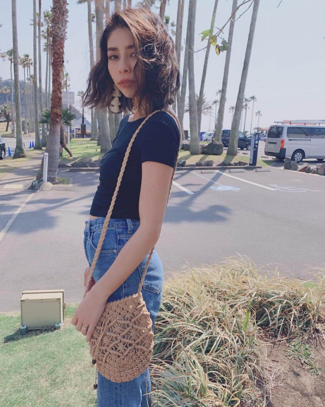 齋藤美波のインスタグラム：「🕶🦅🖤 ・ お気に入りtops🌞 背中ががっつり開いてて 胸元隠れてる...最高。タイプ。 可愛い連呼してたわ♥️ これも頼んだ👍🏾 #simple #tops #denim ………………………………………………………… #撮影#ファッション#モデル#デニム#シンプルコーデ#かっこよさ#ヘルシー#スタイル#ルネッタ#ファッションサイト#2児のママ#湘南ママ#男の子ママ#ママファッション#ママに優しい#fashion#style#cool#shooting#model#simpleisbest#coolgirl#lunettabebe#mama#mamacode#black#cordinate」