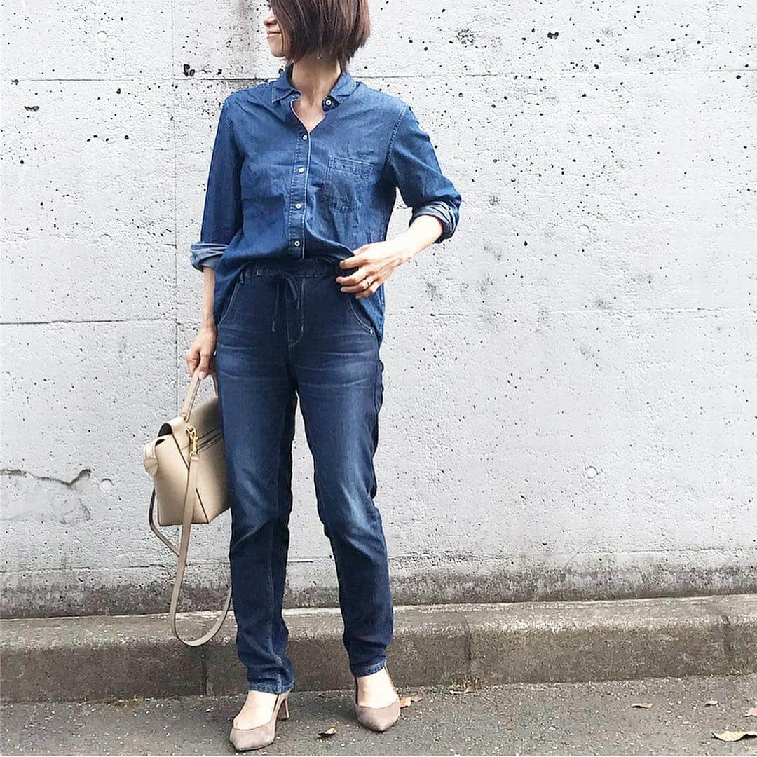 Mikaのインスタグラム：「denim×denim なんだか落ち着くスタイル👖 ・ ・ shirt#uniqlo denim#right_on @right_on_pr bag#celine shoes @piche_abahouse_official ・ ・ #fashion#ママコーデ#シンプルコーデ#大人カジュアル#デニムオンデニム#denimondenim#ユニクロ#アメカジレディ#ライトオン#inred @inrededitor」