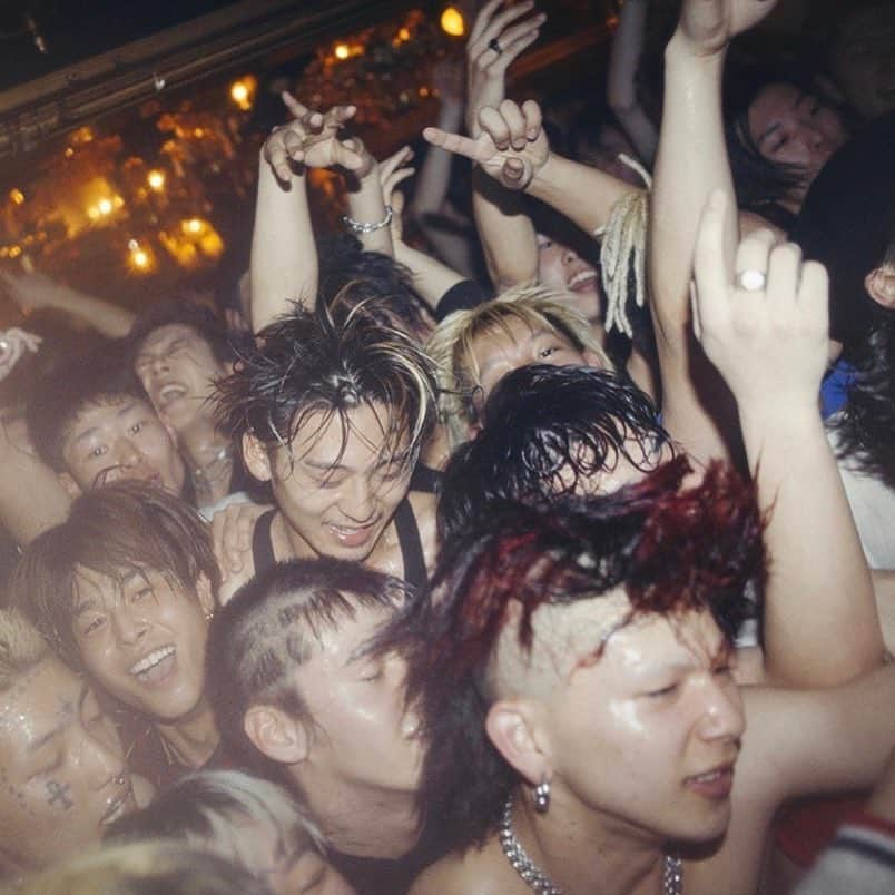 東京DANDYさんのインスタグラム写真 - (東京DANDYInstagram)「Tokyo Teen Spirit. From the Harajuku store staff kids and fashion school students to the drop outs, young dreamers and upcoming street style superstars - the last of the Heisei kids parties - the future. Photographing the last ‘GINMI’ at Trump Room in continuation of a decade of photographing Tokyo’s nightlife and fashion scene.  #TrumpRoom #TokyoDandy #Tokyo #Shibuya #吟味 #東京 #平成時代」4月24日 21時13分 - tokyodandy