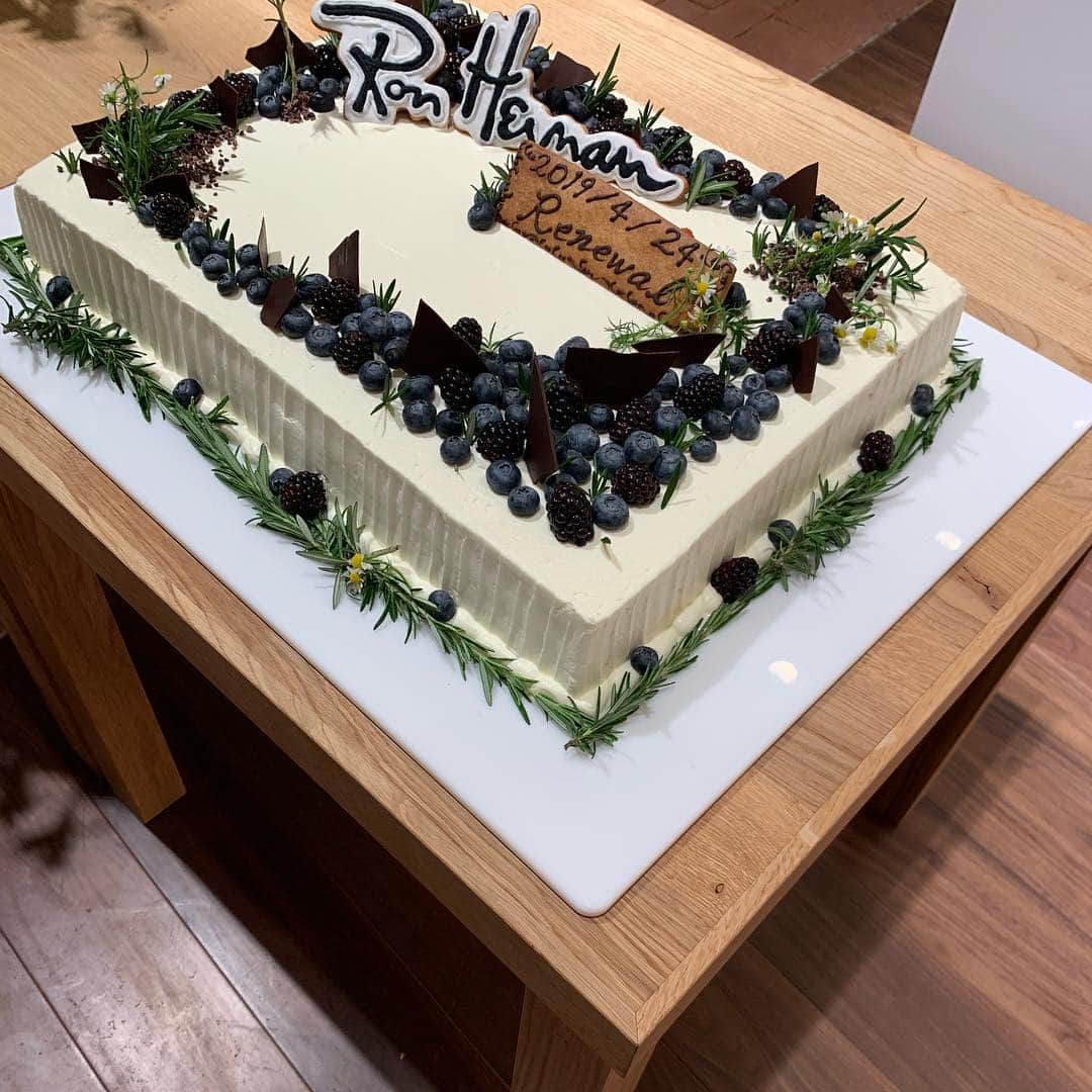 正中雅子さんのインスタグラム写真 - (正中雅子Instagram)「@ronhermanstore  kobe⚓︎reception party🥂 * 弾丸韓国の出張から帰ってきてそのままスタッフの @maaaaachan0101 と ロンハーマン神戸店のリニューアルオープンへ行ってきました！ * 広くなった店内に二階にはカフェが🍰☕️ * セレクトが大好きで素敵なお店🕊クローズしてた時は寂しかった😂 * また明日からオープンみたいです🌿 * #ronherman #ロンハーマン #kobe」4月24日 21時14分 - masacoshonaka