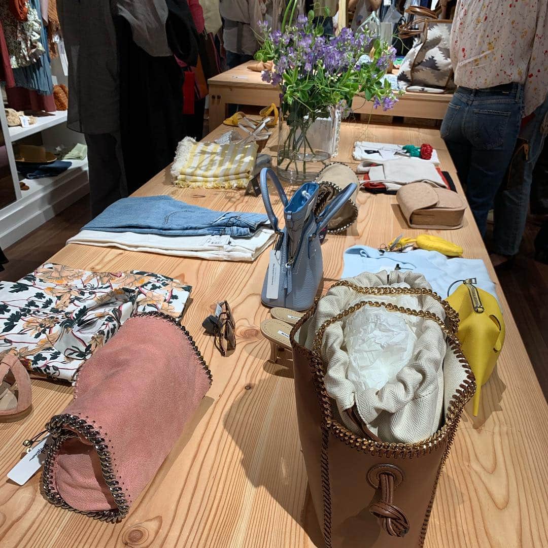 正中雅子さんのインスタグラム写真 - (正中雅子Instagram)「@ronhermanstore  kobe⚓︎reception party🥂 * 弾丸韓国の出張から帰ってきてそのままスタッフの @maaaaachan0101 と ロンハーマン神戸店のリニューアルオープンへ行ってきました！ * 広くなった店内に二階にはカフェが🍰☕️ * セレクトが大好きで素敵なお店🕊クローズしてた時は寂しかった😂 * また明日からオープンみたいです🌿 * #ronherman #ロンハーマン #kobe」4月24日 21時14分 - masacoshonaka