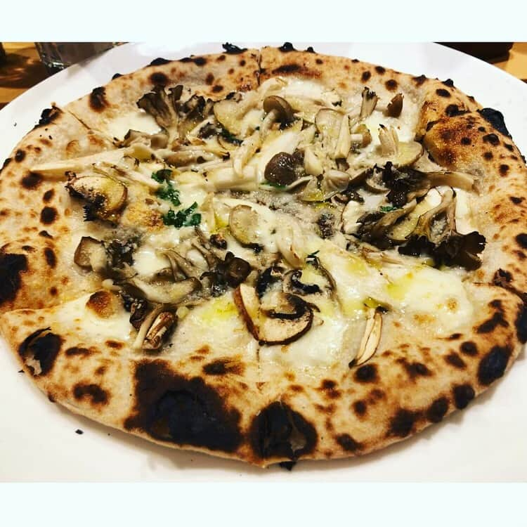 世手子さんのインスタグラム写真 - (世手子Instagram)「Greek directly imported olive oil and mariage with pizza in GINZA olive♪(๑ᴖ◡ᴖ๑)♪ Always happy to get a lot of comments(*ﾟ∀ﾟ*) Thank you everyone((o(^∇^)o)) https://item.woomy.me/c/35915 @aileen.magical ちゃんと @olive_ginza ランチ( ◠‿◠ ) 音楽トークに花が咲きました(๑˃̵ᴗ˂̵) 5/4のワンマンライブ DVD発売ライブにゲストで出演してくれるよー！こちらも楽しみ(*^^*) そんな音楽トークに花が咲くステキなレストラン #ginzaolive は新橋駅または銀座駅からすぐだったよっっ しかもなんと私の投稿を店員さんに見せると20%OFFになるよ！ 本日のパスタはカラスミとしらすのペペロンチーノ \(//∇//)\ ピザはキノコとモッツアレラチーズ(*´-`) #銀座オリーブ のランチはサラダ、ドリンク飲み放題、パスタorピザてなんと1000円コスパよし)^o^( デザートも食べちゃったっっ ピスタチオアイス(●´ω｀●) 銀座 オリーブで検索してね(*^▽^*) おニューの靴で #銀座コーディネート もしちゃった٩(^‿^)۶ #シューズ：#リエディ @reedit_official (122291) Casting by @woomy.restaurant」4月24日 21時14分 - rojide