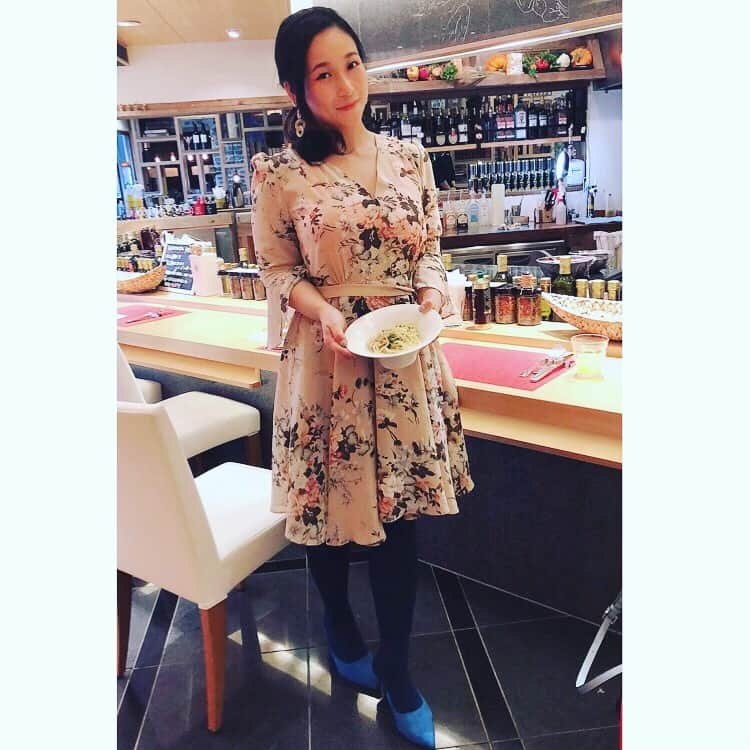 世手子さんのインスタグラム写真 - (世手子Instagram)「Greek directly imported olive oil and mariage with pizza in GINZA olive♪(๑ᴖ◡ᴖ๑)♪ Always happy to get a lot of comments(*ﾟ∀ﾟ*) Thank you everyone((o(^∇^)o)) https://item.woomy.me/c/35915 @aileen.magical ちゃんと @olive_ginza ランチ( ◠‿◠ ) 音楽トークに花が咲きました(๑˃̵ᴗ˂̵) 5/4のワンマンライブ DVD発売ライブにゲストで出演してくれるよー！こちらも楽しみ(*^^*) そんな音楽トークに花が咲くステキなレストラン #ginzaolive は新橋駅または銀座駅からすぐだったよっっ しかもなんと私の投稿を店員さんに見せると20%OFFになるよ！ 本日のパスタはカラスミとしらすのペペロンチーノ \(//∇//)\ ピザはキノコとモッツアレラチーズ(*´-`) #銀座オリーブ のランチはサラダ、ドリンク飲み放題、パスタorピザてなんと1000円コスパよし)^o^( デザートも食べちゃったっっ ピスタチオアイス(●´ω｀●) 銀座 オリーブで検索してね(*^▽^*) おニューの靴で #銀座コーディネート もしちゃった٩(^‿^)۶ #シューズ：#リエディ @reedit_official (122291) Casting by @woomy.restaurant」4月24日 21時14分 - rojide