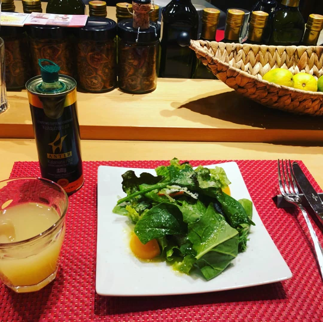 世手子さんのインスタグラム写真 - (世手子Instagram)「Greek directly imported olive oil and mariage with pizza in GINZA olive♪(๑ᴖ◡ᴖ๑)♪ Always happy to get a lot of comments(*ﾟ∀ﾟ*) Thank you everyone((o(^∇^)o)) https://item.woomy.me/c/35915 @aileen.magical ちゃんと @olive_ginza ランチ( ◠‿◠ ) 音楽トークに花が咲きました(๑˃̵ᴗ˂̵) 5/4のワンマンライブ DVD発売ライブにゲストで出演してくれるよー！こちらも楽しみ(*^^*) そんな音楽トークに花が咲くステキなレストラン #ginzaolive は新橋駅または銀座駅からすぐだったよっっ しかもなんと私の投稿を店員さんに見せると20%OFFになるよ！ 本日のパスタはカラスミとしらすのペペロンチーノ \(//∇//)\ ピザはキノコとモッツアレラチーズ(*´-`) #銀座オリーブ のランチはサラダ、ドリンク飲み放題、パスタorピザてなんと1000円コスパよし)^o^( デザートも食べちゃったっっ ピスタチオアイス(●´ω｀●) 銀座 オリーブで検索してね(*^▽^*) おニューの靴で #銀座コーディネート もしちゃった٩(^‿^)۶ #シューズ：#リエディ @reedit_official (122291) Casting by @woomy.restaurant」4月24日 21時14分 - rojide