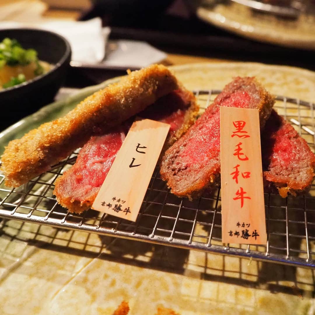 Kuboi Ayumiさんのインスタグラム写真 - (Kuboi AyumiInstagram)「世界一の牛カツ専門店「京都勝牛」さんで 業界初「選べる牛カツ」のメニューがはじまりました！  焼肉やステーキなどでは部位を選べるお店もよくありますが 牛カツで部位を選べるのははじめて。  塊肉から切り出す「牛の一枚肉」にこだわっていて、ミディアムレアでいただけるのが 「京都勝牛」さんの特徴。  通常は4種盛りまでなのですが、今回は特別に5種類のお肉の部位を食べ比べできるメニューをいただいちゃいました。 ･ ･ 選べる部位は「リブロース」「ロース（ハネシタ）」「タン」「ヒレ」「ウチモモ（黒毛和牛）」の5種類。  私はヒレにわさびをのせてだし醤油をつけて食べるのが特に好きでした。 みぞれポン酢とタンのさっぱりした組み合わせも捨てがたく…。 ･ ･ 部位が選べるだけでなく、わさび醤油・山椒塩・牛カツソース・和風カレーつけ汁など薬味やつけだれも豊富で 自分の好きな食べ方を見つけるのも楽しいです。  麦ごはんはおかわり自由なので、〆にカレーライスにして食べたり 卵かけごはんにしてもいいですね。  外国からも人気の日本食代表「牛カツ- GYUKATSU -」、ぜひお試しあれ☆  #選べる牛カツ #京都勝牛 #勝牛 #GYUKATSU #shibuya #渋谷 #牛カツは勝牛派 #PR #牛カツ　#kyoto #gourmet #京都 @kyoto_katsugyu_gyukatsu」4月24日 21時17分 - himekagami