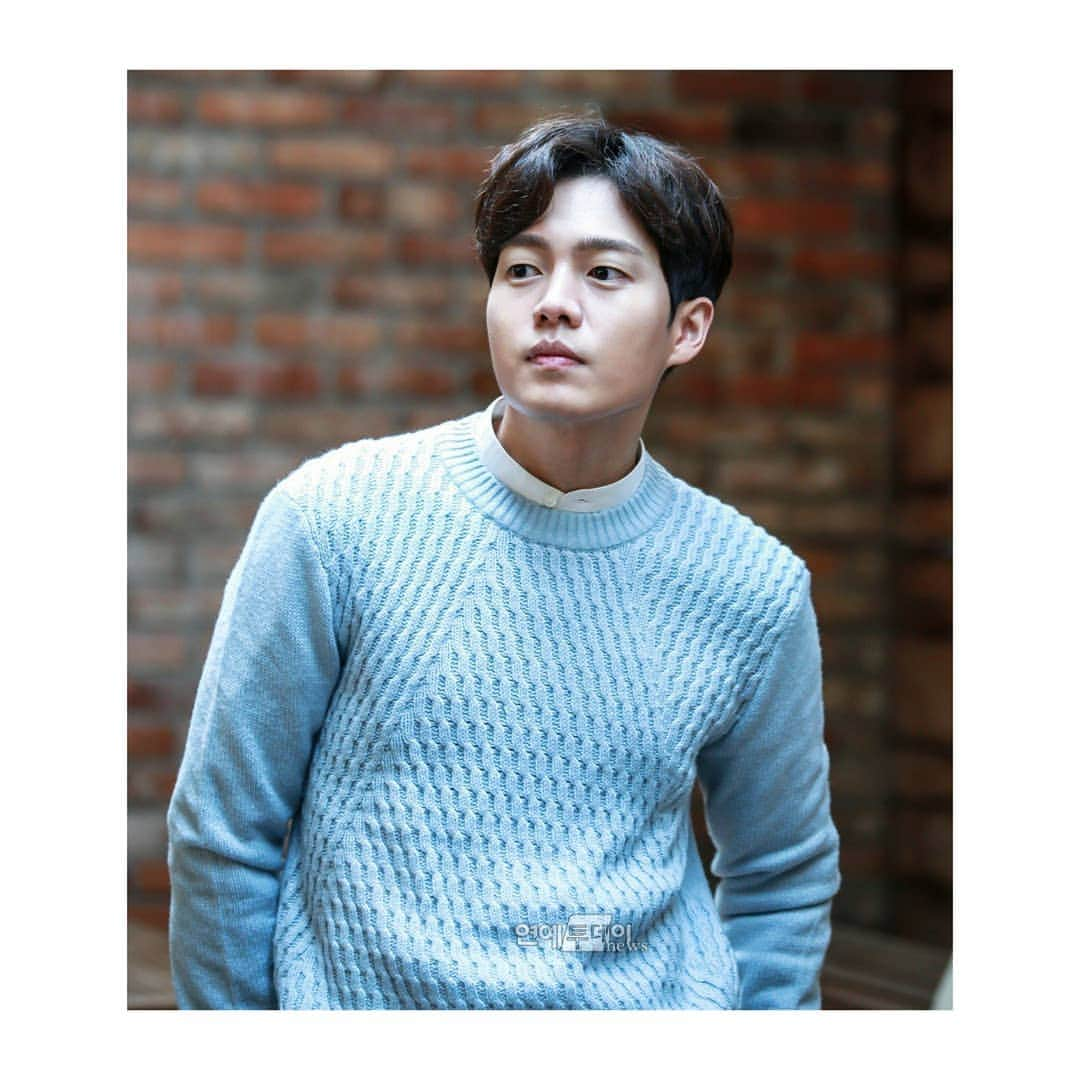 ソン・スンウォンのインスタグラム：「_ Do you guys watching Waikiki season 2?? 🤔 . #SonSeungWon #손승원 #sswmy #mysweetssw #ssw1403 #artist #actor #korea #kpop #koreanactor #actor #hedwig #musical #theatre #malaysia #KoreanDrama #AllKoreanDrama #DramaFever #blossomentertainment #eulachachawaikiki #gogowaikiki #ageofyouth」