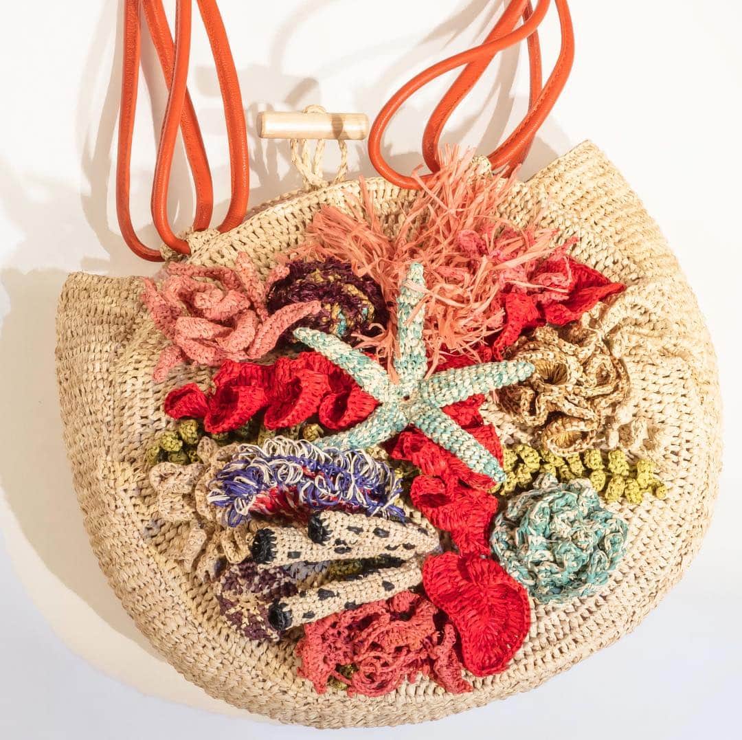 ジャマンピュエッシュのインスタグラム：「Prepare your summer escape with this exquisitely handcrafted raffia bag featuring a profusion of seashells, corals, starfish and underwater plants.  #jaminpuech #summer #bag #style #fashion #handmade」